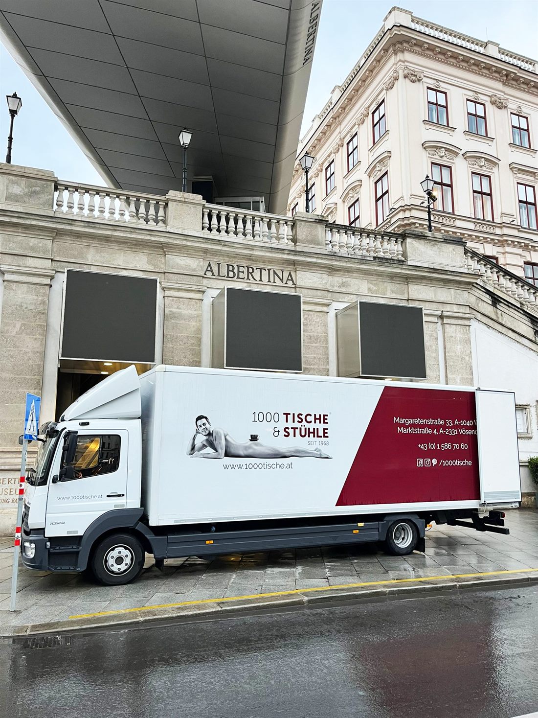 Liefer-LKW von 1000tische vor der Albertina in Wien