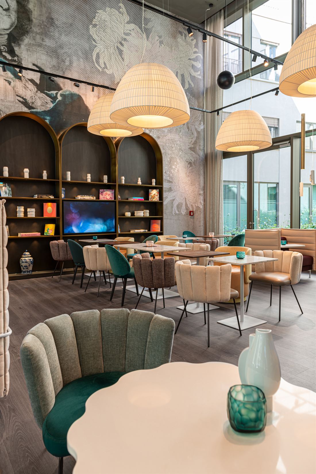 Gastronomie-Bestuhlung mit Polsterstühlen in einer Hotel-Lounge