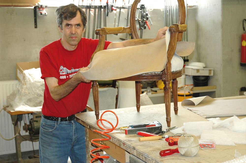 Tischler bei der Arbeit in der hauseigenen Werkstatt von 1000 Tische & Stühle