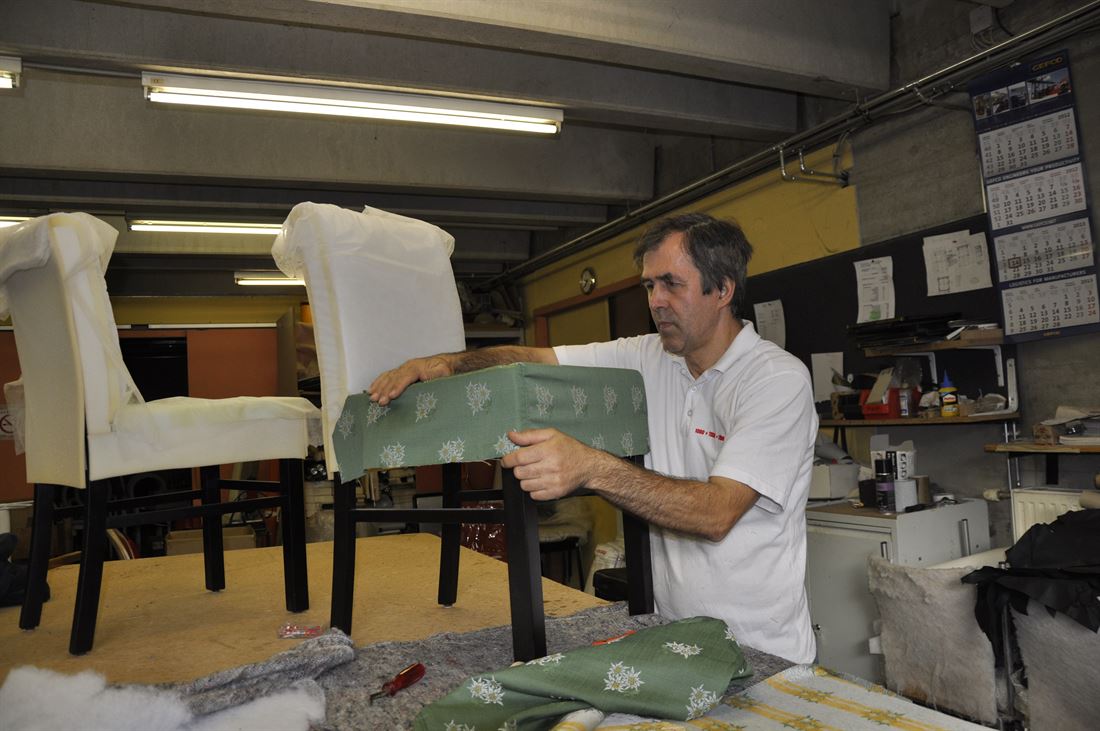 Polsterer bei der Arbeit in der hauseigenen Werkstatt